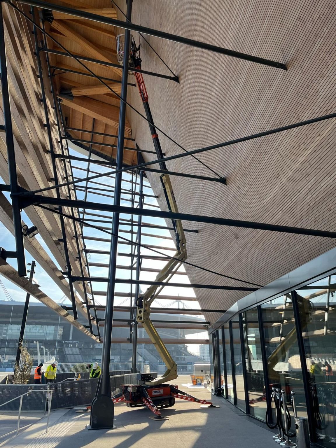 Nacelle araignée CRANECO sous une grande structure en bois