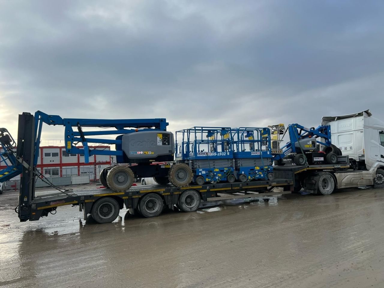 Camion porte-engins CRANECO chargé de nacelles pour une livraison