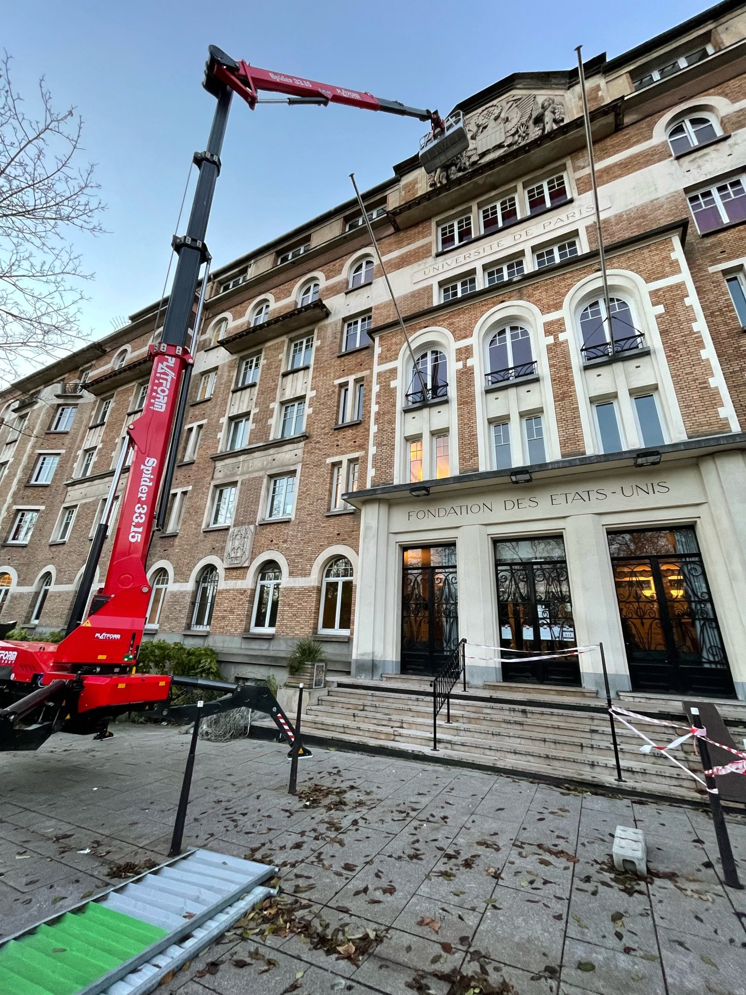 Nacelle CRANECO intervenant dans un bâtiment parisien
